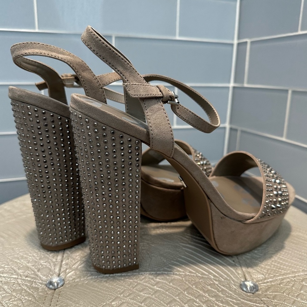Juicy Couture Size 10 Trice Taupe Heels with Rhinestones - Picture 6 of 9